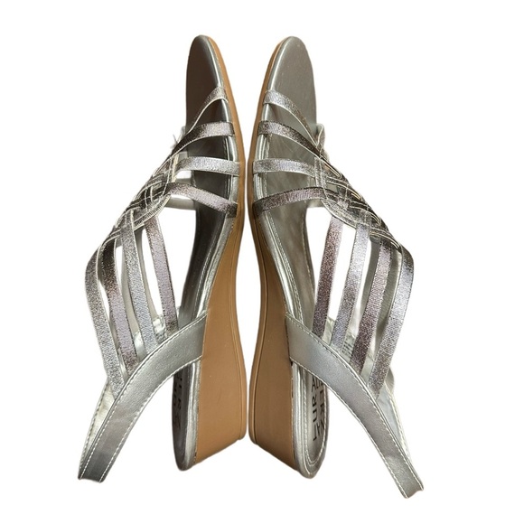 Women’s Naturalizer Silver Strappy 1 Inch Wedge Sandals - Size 8M - NWOT - Picture 3 of 7